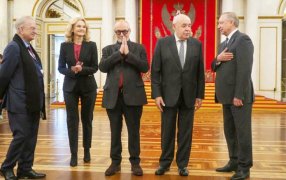 Лауреаты Дель Монако (в центре) и Михаил Швыдкой принимают поздравления в Зимнем дворце. / Святослав Акимов/РГ