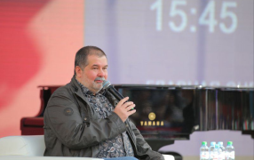 Писатель-фантаст Сергей Лукьяненко поддержал идею Минпросвещения РФ по созданию «золотого стандарта» книг для детских садов / Сергей Куксин / РГ
