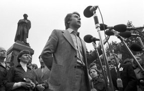 Москва. Поэт Андрей Дементьев у памятника Александру Пушкину на Тверском бульваре. Фото: Игорь Зотин и Борис Кавашкин/Фотохроника ТАСС/