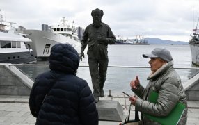 Во Владивостоке временно вернули на прежнее место демонтированный накануне памятник русскому писателю Александру Солженицыну. / Виталий Аньков Кредит: РИА Новости Во Владивостоке временно вернули на прежнее место демонтированный накануне памятник русскому писателю Александру Солженицыну. / Виталий Аньков Кредит: РИА Новости