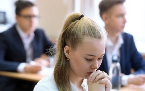Как получить «зачет» за Итоговое сочинение 2026/2027: разбор тем, аргументов и готовые примеры  / Максим Богодвид / РИА Новости