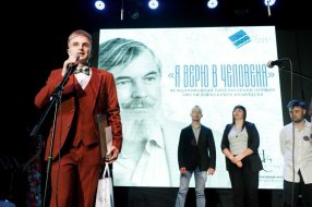 Поэт Василий Нацентов получает Международную литературную премию имени Казинцева / Фото: Оргкомитет премии