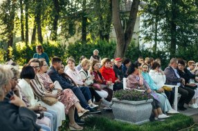 Зрители летнего театра 'Вечера у Карамазовых'. Фото: https://novgorodmuseum.ru/visit/sobytiya/vechera-u-karamazovyh