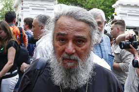 Протоиерей Михаил Ардов во время посадки цветов и черешневых деревьев в рамках фестиваля 'Черешневый лес' в Москве. 2013 год. / Валерий Левитин/РИА Новости
