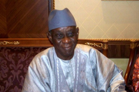 Сенегальский писатель Шейх Хамиду Кан. / Serigne Diagne/ CC BY-SA 2.0/ wikipedia.org
