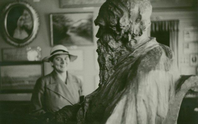 С.А. Толстая-Есенина в зале музея Л.Н. Толстого. 1935 г. Предоставлено: Государственный музей Л.Н. Толстого