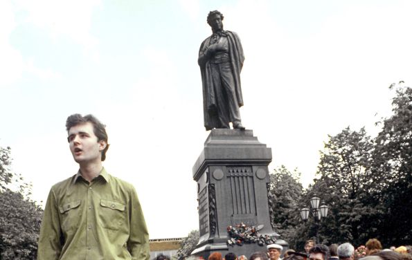 10 стихотворений современных поэтов в полемике с Пушкиным/ У памятника А.С.Пушкину в день рождения поэта. 6 июня 1987 года / Виктор Чернов / Новости