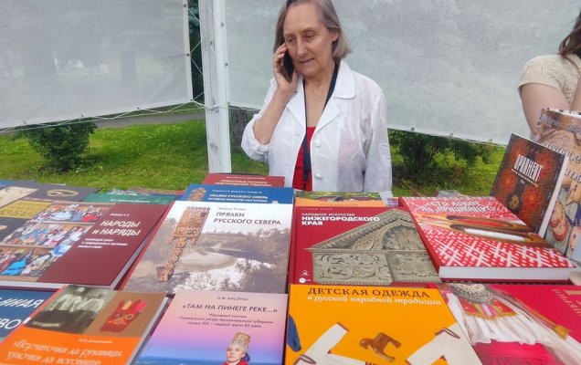Замдиректора 'Северного паломника' Ирина Максимова на рабочем месте