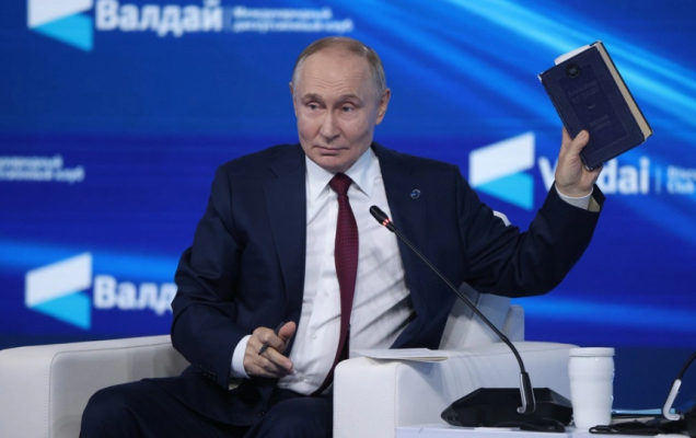 Владимир Путин держит сборник стихов Александра Пушкина / Константин Завражин/РГ