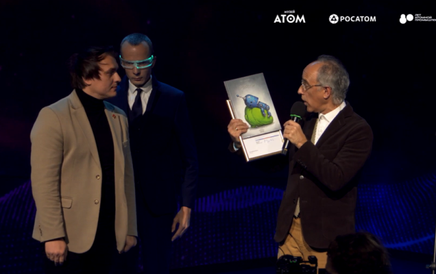 Михаил Визель вручает специальный диплом портала 'ГодЛитературы.РФ' Николаю Проневу / Фрагмент трансляции церемонии награждения Вконтакте