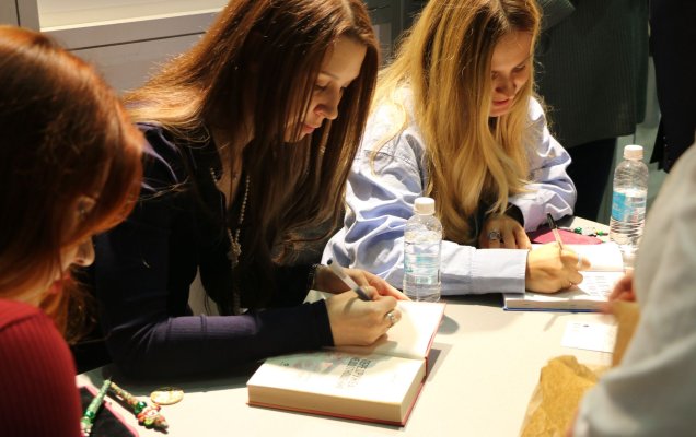 Писательницы Ася Лавринович, Алекс Хилл и Эллин Ти рассказали гостям ярмарки о себе и о своих книгах/ Фото: Дина Непомнящая