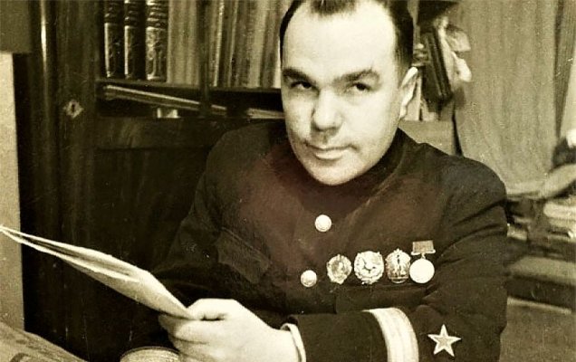 Бригадный комиссар В. В. Вишневский. Фото С. Струнникова, 1942 г. / Wikipedia