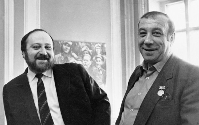 95 лет назад  родился Аркадий Вайнер — следователь МУРа, составивший, вместе с братом Георгием, блестящий литературный дуэт/Писатели Георгий (слева) и Аркадий (справа) Вайнеры / Николай Кочнев /  РИА Новости