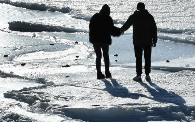 Люди гуляют по Токаревской кошке в День святого Валентина во Владивостоке / Фото: Виталий Аньков/РИА Новости