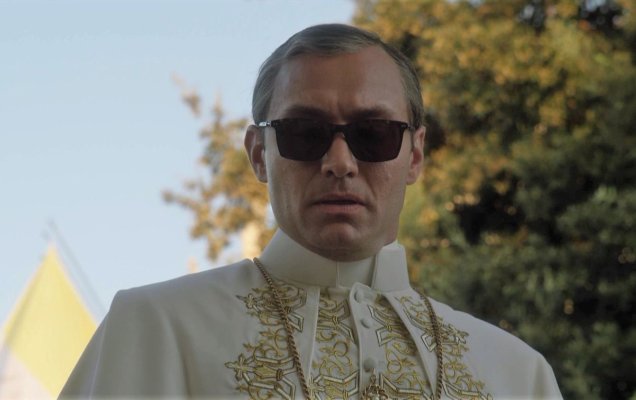 Джуд Лоу в роли Ленни Белардо в сериале 'Молодой Папа' / ru.kinorium.com