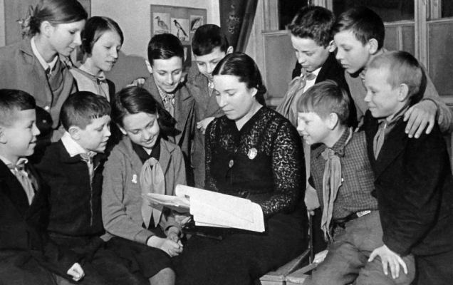 Агния Барто среди юных чтецов Дома детской художественной самодеятельности Ленинградского района Москвы в марте 1940 года.

Википедия
