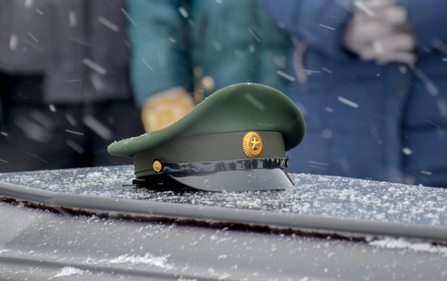 'Так вы ж понимаете, ради чего Валька пошел? Чтобы у вас, пенсионеров, все тип-топ было, чтобы вы могли сидеть и чай пить спокойно!' - сказал гость на поминках. Фото: Евфросиния Капустина