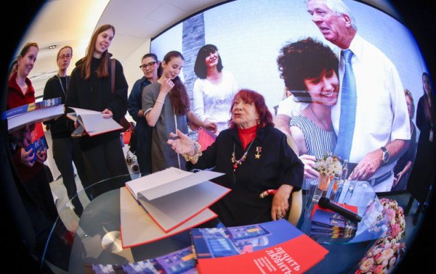 В редакции 'Российской газеты' состоялась презентация книги медицинского обозревателя, Героя Труда Ирины Краснопольской 'Лечить как любить'  / Сергей Куксин