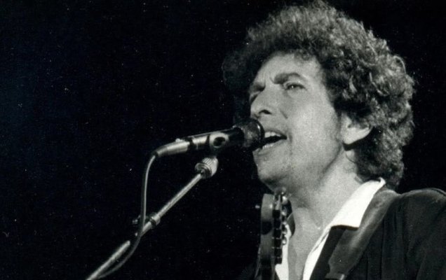 Bob Dylan i 1984 under en koncert i Barcelona. Af Xavier Badosa. CC BY 2.0 / https://lex.dk/Bob_Dylan