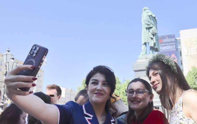 На Пушкинской площади отметили 227-летие Александра Пушкина / Фото: Аркадий Колыбалов/ РГ