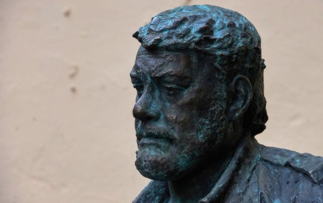 Памятник писателю Сергею Довлатову, открытие которого прошло в Санкт-Петербурге в рамках фестиваля 'День Д', посвященного 75-летию писателя (2016 г.) / Фото: Алексей Даничев/РИА Новости