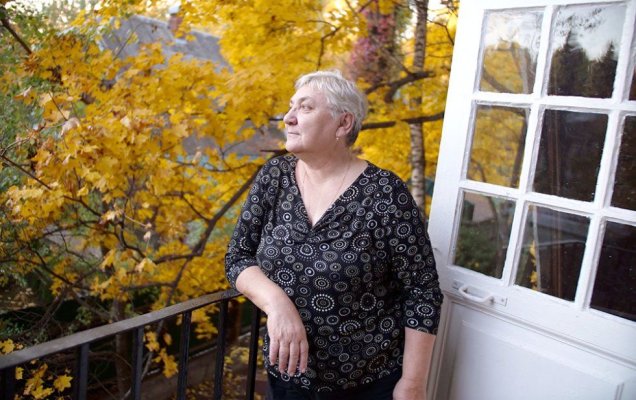 Ольга Глебовна Удинцева - ангел-хранитель Соломенной Сторожки. Нынче исполнилось 100 лет этому зеленому островку, чудом уцелевшему посреди небоскребной Москвы. В 1926 году он был выделен профессуре Тимирязевской академии. Здесь жили ученые, музыканты, художники. Здесь бывал Борис Пастернак. Тут находили приют гонимые священники. Отсюда уходил на фронт Дима Удинцев. На днях в свет вышла книга Ольги Удинцевой 'Наша Соломенная Сторожка в Петровско-Разумовском'. Как же горько, что автору не удалось подержать ее в руках... / Дмитрий Шеваров
