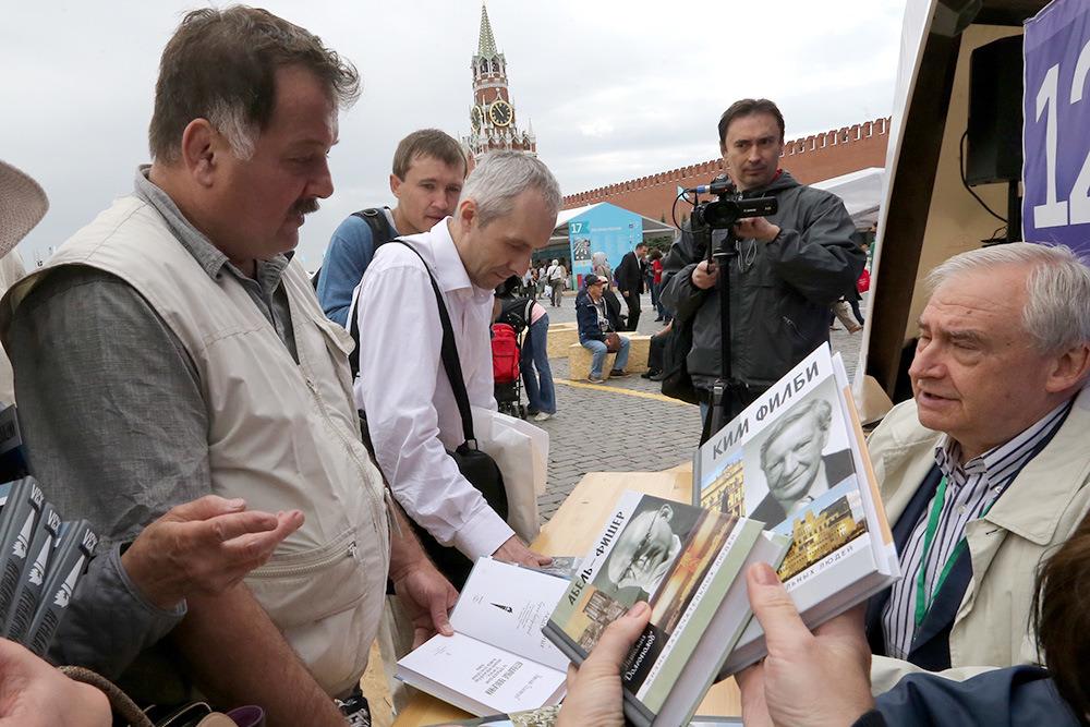 Николай Долгополов представил книгу о разведчиках на Красной площади с читателями