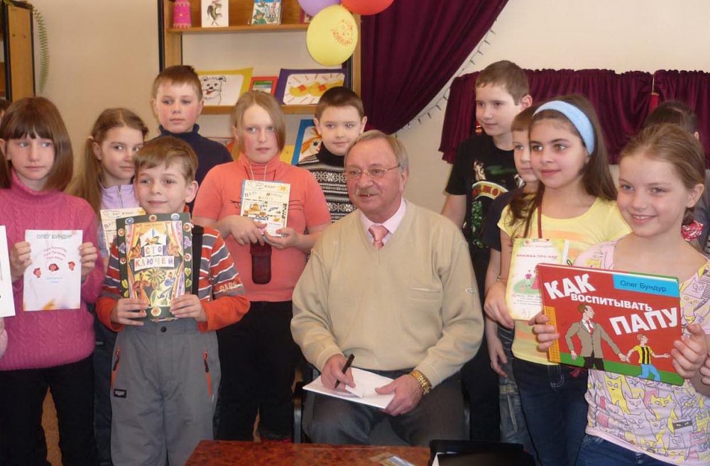 Олег Бундур на встрече со своими маленькими читателями в Мончегорске