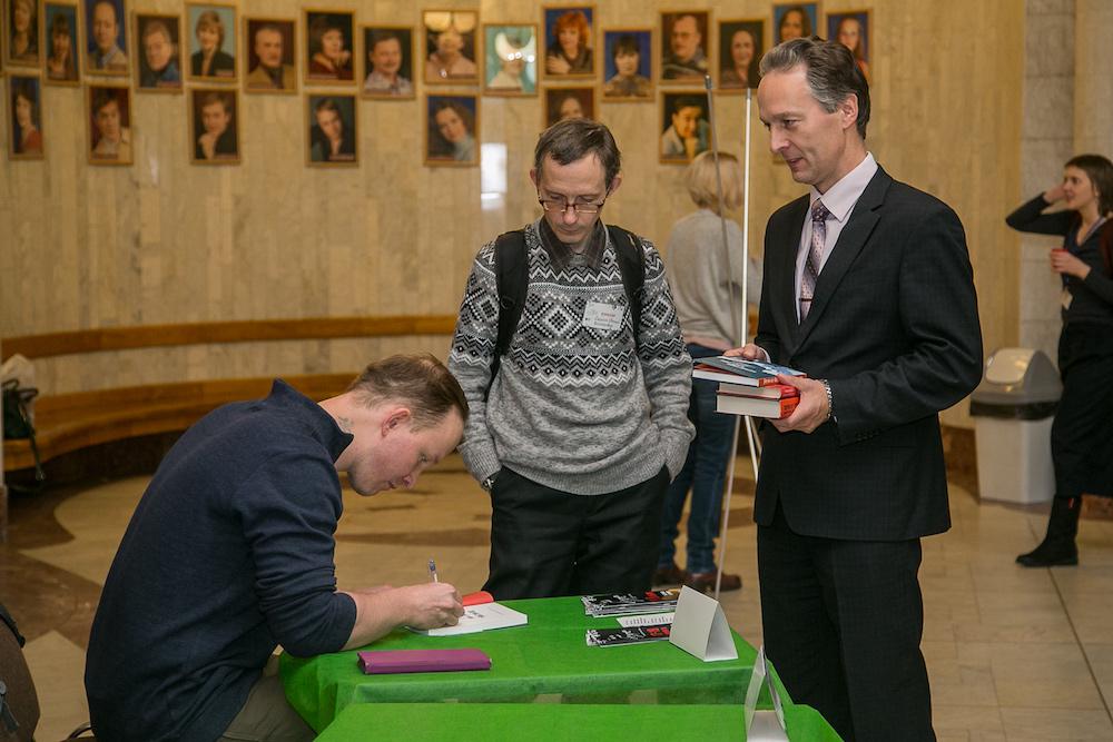 Евгений Рудашевский раздает автографы