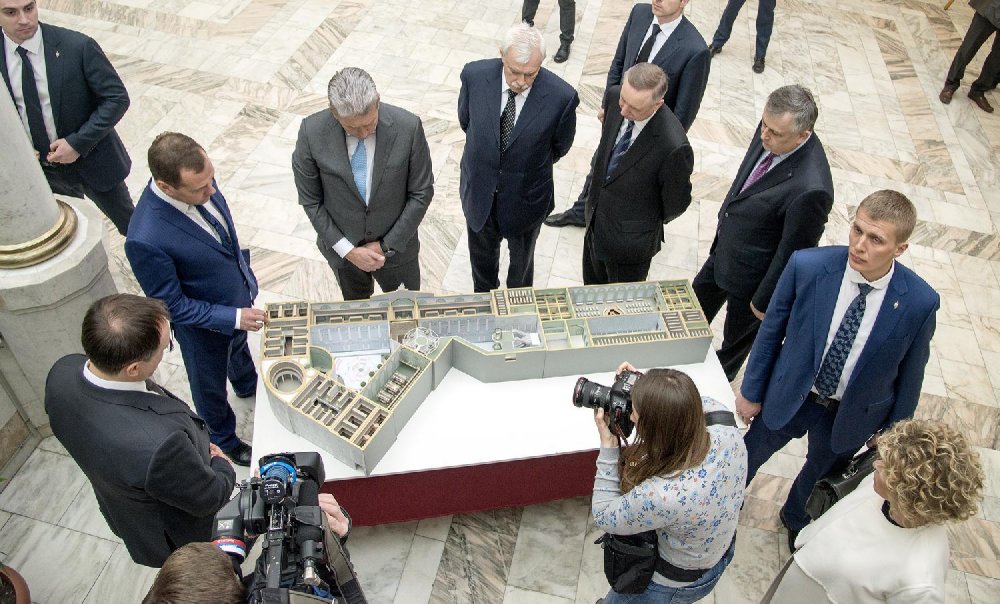 премьер-министр Дмитрий Медведев посетил РНБ