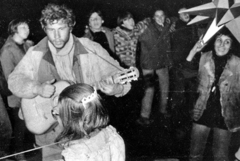 Сергей Нохрин на площади станции Красноуфимск перед отъездом из колхоза. Осень 1982.