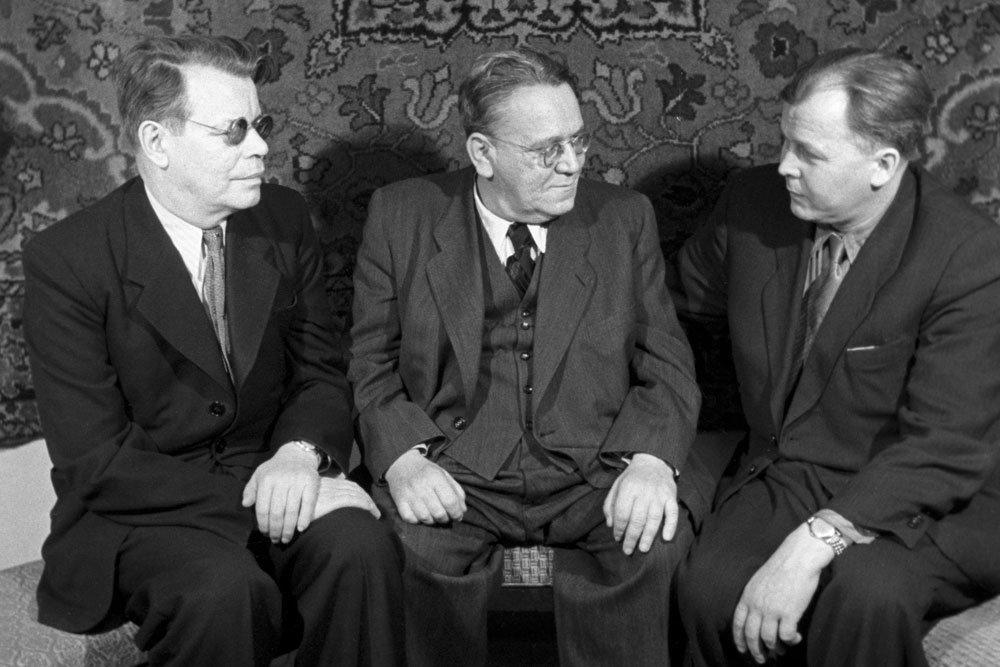 Три друга (слева направо): Михаил Исаковский, Самуил Маршак и Александр Твардовский. Фото: Александр Лесс/ ТАСС