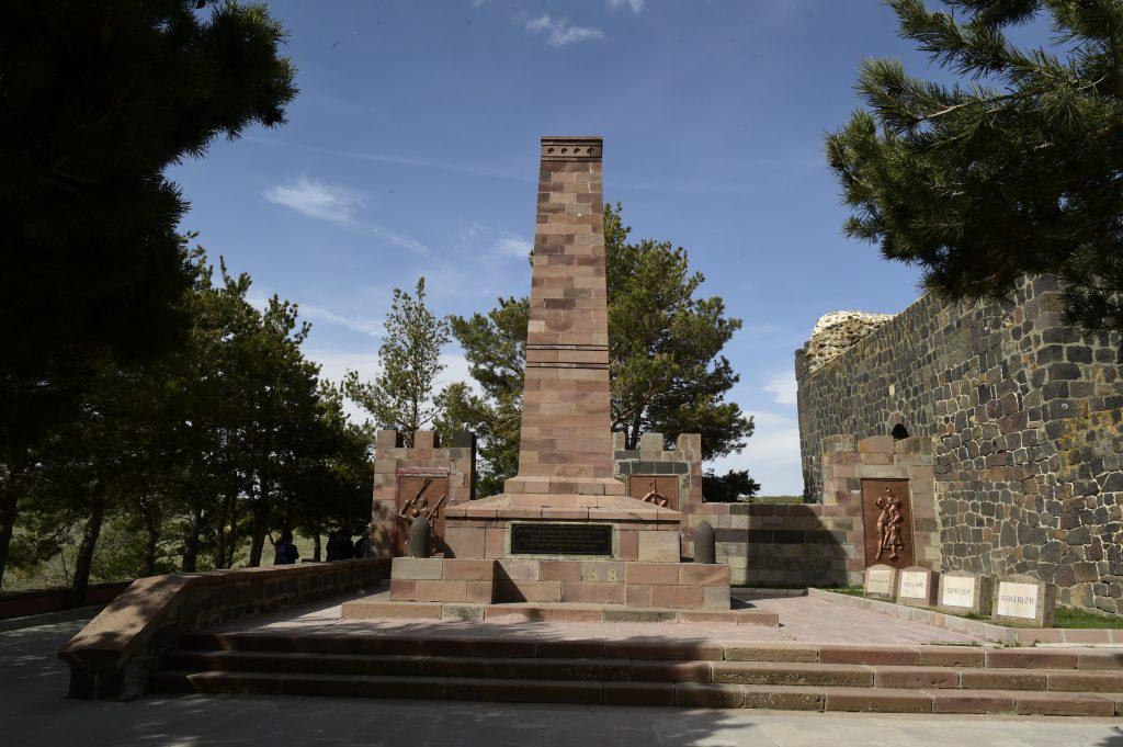 Памятник турецким воинам на горе Топ-Даг близ Арзрума. Фото: Сергей Дмитриев