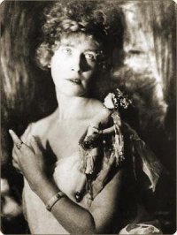 Вера Артуровна Судейкина (1888-1982), актриса Камерного театра и русского немого кино, художница прикладного искусства, живописец.