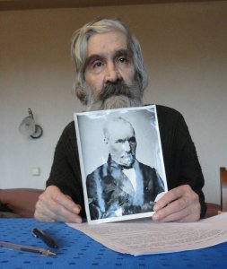 Илюшин с портретом Батенькова 