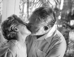 Хмингуэй целует свою жену Мэри Уэлш