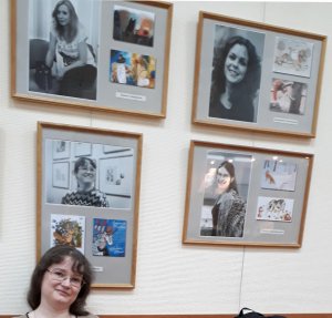 Дарья Герасимова на фоне своего портрета 
