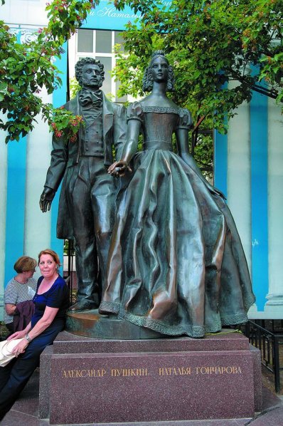 Памятник Александру Пушкину и Наталье Гончаровой. Москва, Арбат. Фото: Сергей Дмитриев