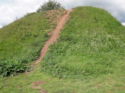 Предполагаемый могильный холм Олега недалеко от Старой Ладоги.