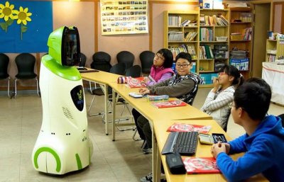 робот и азиатские школьники