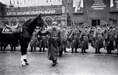Маршал Советского Союза Л. А. Говоров готовится принимать парад войск Московского гарнизона на Красной площади