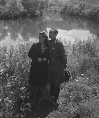 Фотокорреспондент Наталья Боде (1914—1996) и поэт Евгений Долматовский (1915—1994) на природе в Чехии