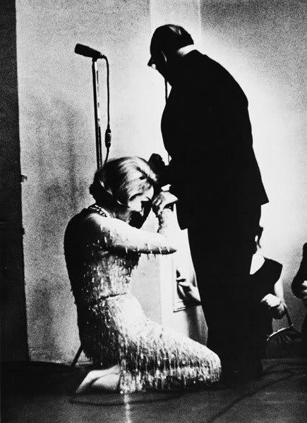 Марлен Дитрих на коленях перед Константином Паустовским на сцене ЦДЛ (1964). Фото, сделанное из зала,  впервые было опубликовано в "Огоньке". 