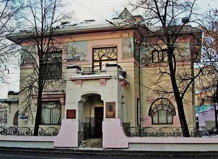 Великолепный особняк в стиле модерн, подаренный пролетарскому писателю советским правительством.  