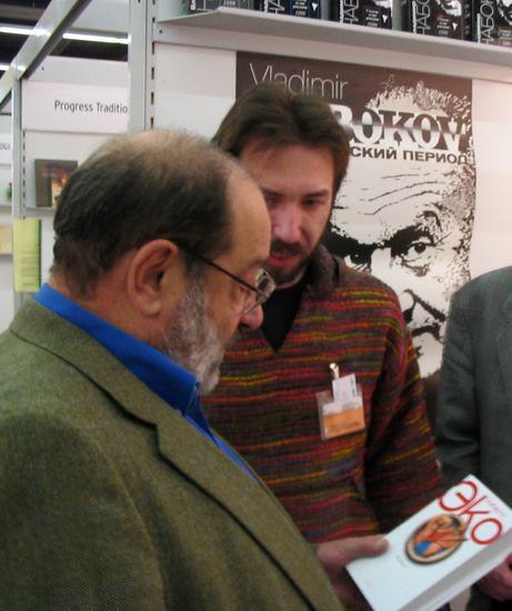 Умберто Эко и Александр Кононов на книжной ярмарке во Франкфурте в 2003 году. Фото с сайта symposium.su
