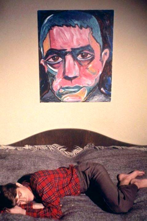 Боуи и портрет Мисимы его кисти. Фото со страницы http://oilyoil.com/ru/blog/david-bowie-the-artist