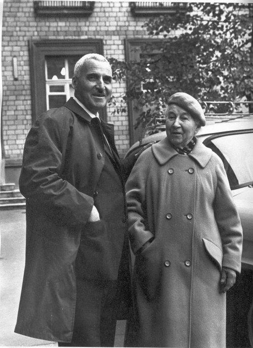 Константин Симонов с мамой Александрой Леонидовной Иванишевой 69