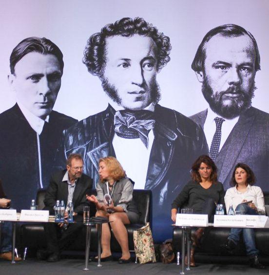 Ася Петрова (крайняя  справа) и Маилис де Керангаль (рядом с  ней) под русскими классиками на фестивале КРЯКК-2015