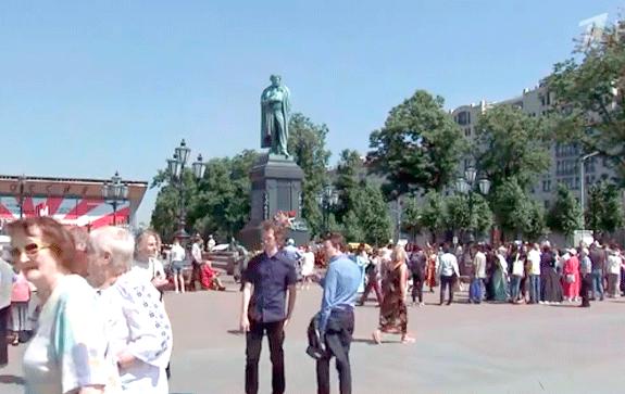 На-Пушкинской-площади-столицы-отмечали-220-летие-Александра-Сергеевича-Пушкина