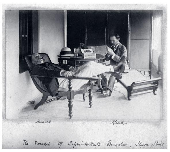 На фотографии — настоящая веранда.  Почему «настоящая»? Потому что она — индийская!  Подпись под фотографией, сделанной в 1890-е годы в индийском  штате к арнатака, гласит: «Веранда бунгало суперинтенданта.  Майсурские шахты» (Подпись автора)